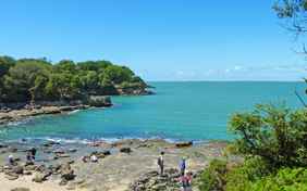 Schöne Buchten und weite Strände liegen entlang der Route